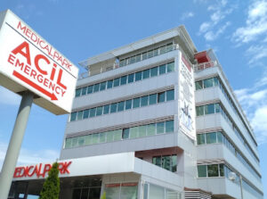 مبنى مستشفى Medical Park Yıldızlı طرابزون من الخارج مع لافتة قسم الطوارئ (ACİL EMERGENCY) الواضحة