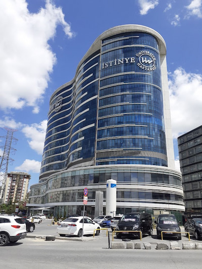 مستشفى جامعة إستينيا ليف هوسبيتال بهتشه شهير