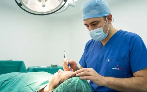 خطوات عملية زراعة الشعر بتقنية السفير في مستشفى ميديكال بارك