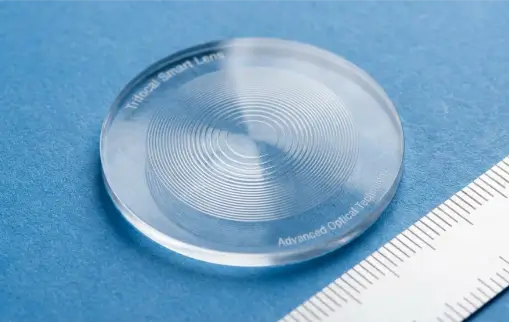 شكل العدسة الذكية ثلاثية البؤرة (Trifocal Lens) وحلقاتها الدائرية لتصحيح النظر