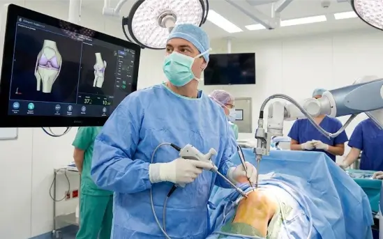 استخدام الروبوت الجراحي لرفع نسبة نجاح عملية تغيير مفصل الركبة في تركيا
