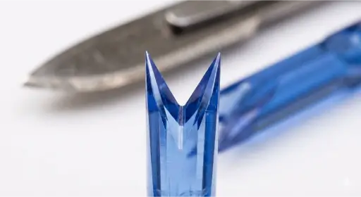 شفرة حجر السفير الدقيقة (Sapphire FUE) المستخدمة لفتح قنوات زراعة الشعر دون ترك ندوب