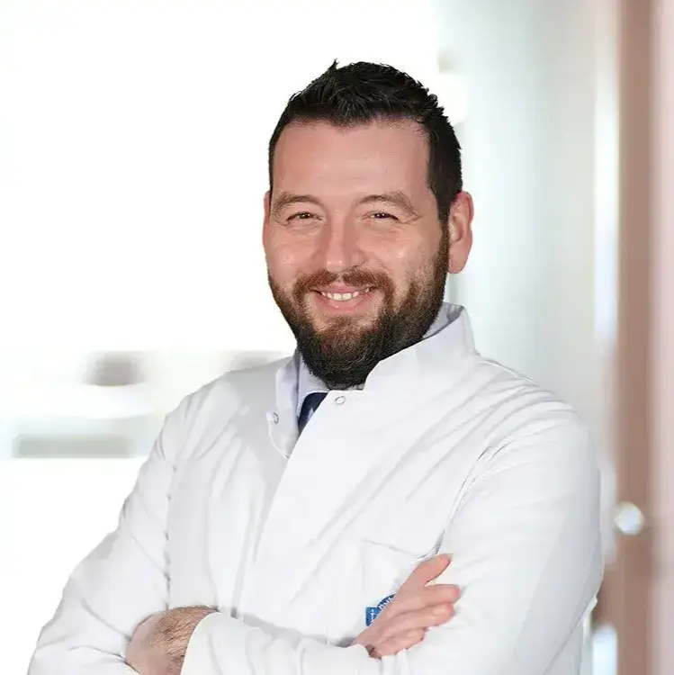 جراح التجميل في اسطنبول الدكتور إيمره يـيـغين
