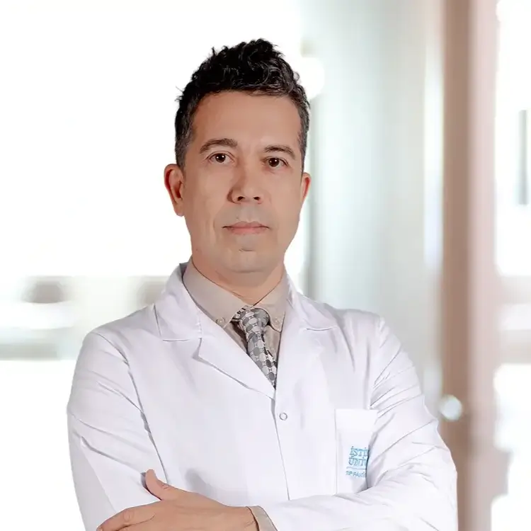 أخصائي أمراض الكلى (النيفرولوجيا) في مستشفى جامعة إستينيه غازي عثمان باشا الدكتور أوزغور مرحمتسيز