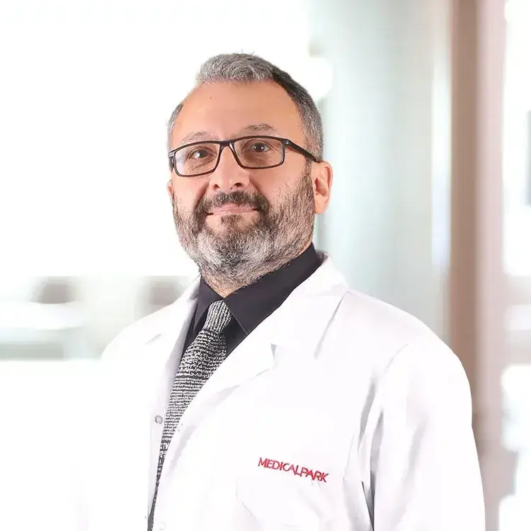 أخصائي أمراض النساء والتوليد (طب النساء) في مستشفى ميديكال بارك في غبزة الدكتور أحمد رضا إسمر