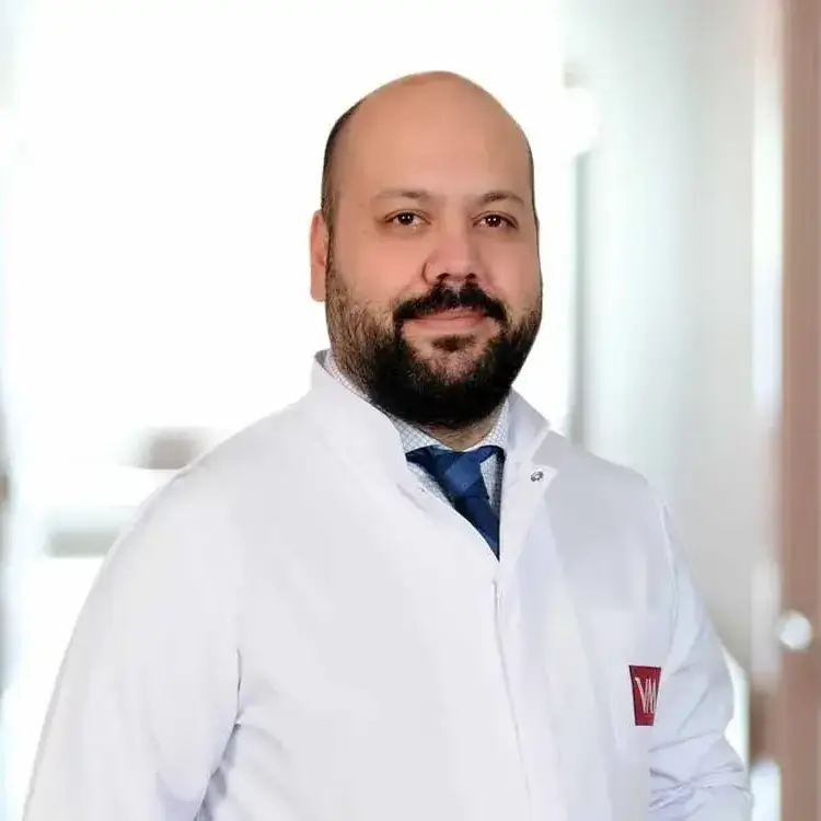 أخصائي جراحة الدماغ والأعصاب في ميديكال بارك مالتبه في اسطنبول الدكتور إفرين يوفرك