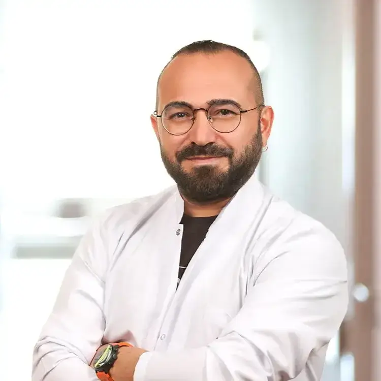 أخصائي الجراحة العامة مركز آيكون – جامعة إستينيا – ميديكال بارك غازي عثمان باشا بإسطنبول الدكتور مراد جان موللا أوغلو