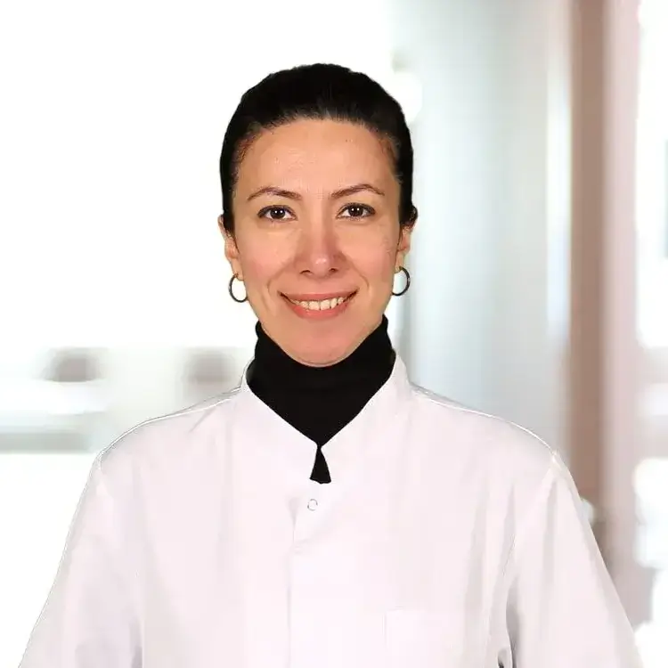 اخصائية طب الأعصاب مستشفى جامعة إستينيه ميديكال بارك غازي عثمان باشا الدكتورة غوزده أونغون