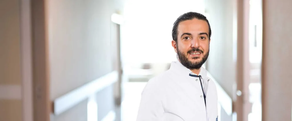استشاري طب الطوارئ في بهجة شهير وغازي عثمان باشا في اسطنبول الدكتور توفان أكين غيراي