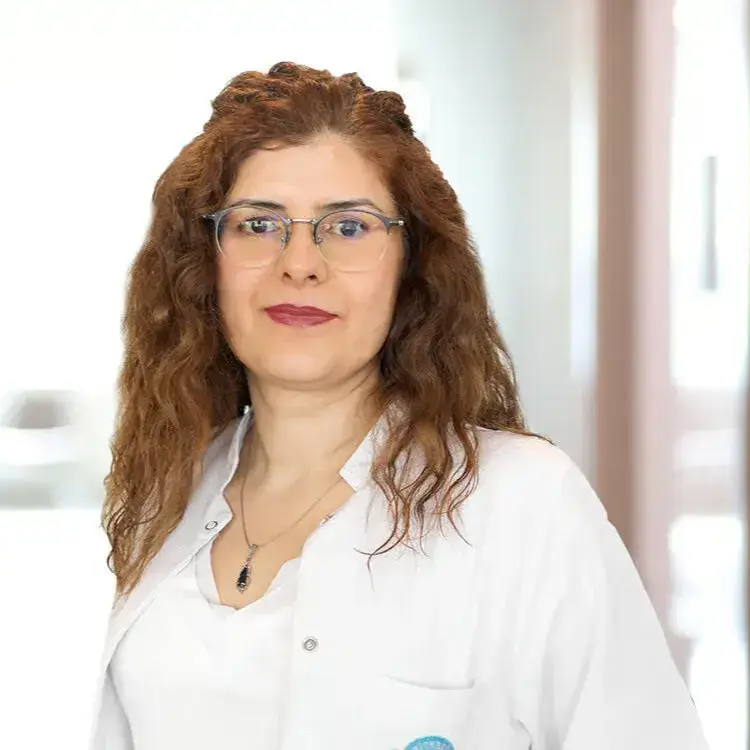 الدكتورة دينيز ساريكايا كالكان في مستشفيات جامعة استينيا في اسطنبول