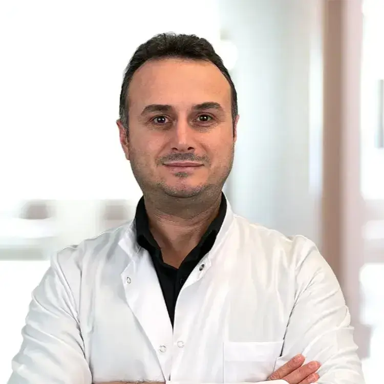طبيب العيون في اسطنبول الدكتور حكمت دوران