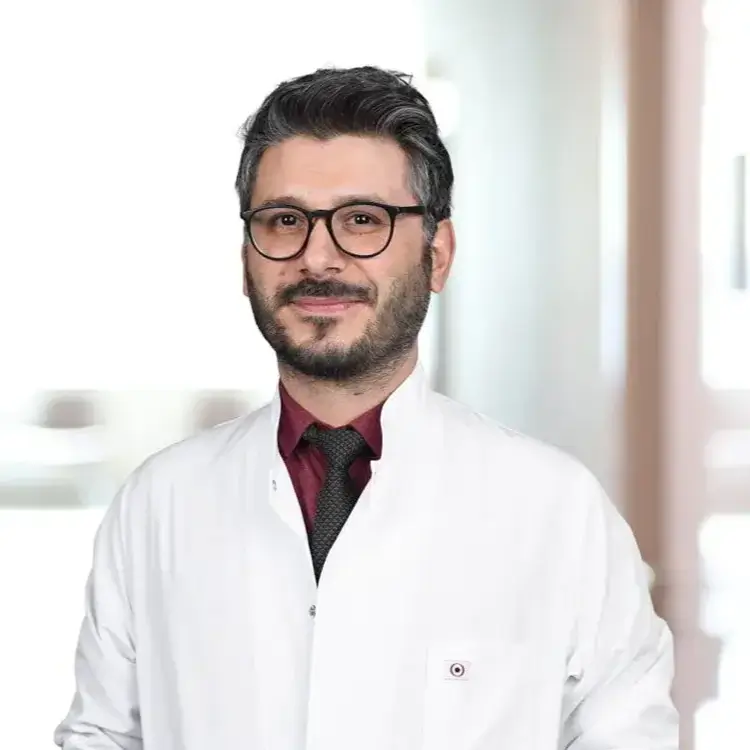جراح الأعصاب والدماغ في اسطنبول الدكتور محمد أوزغور يلماز