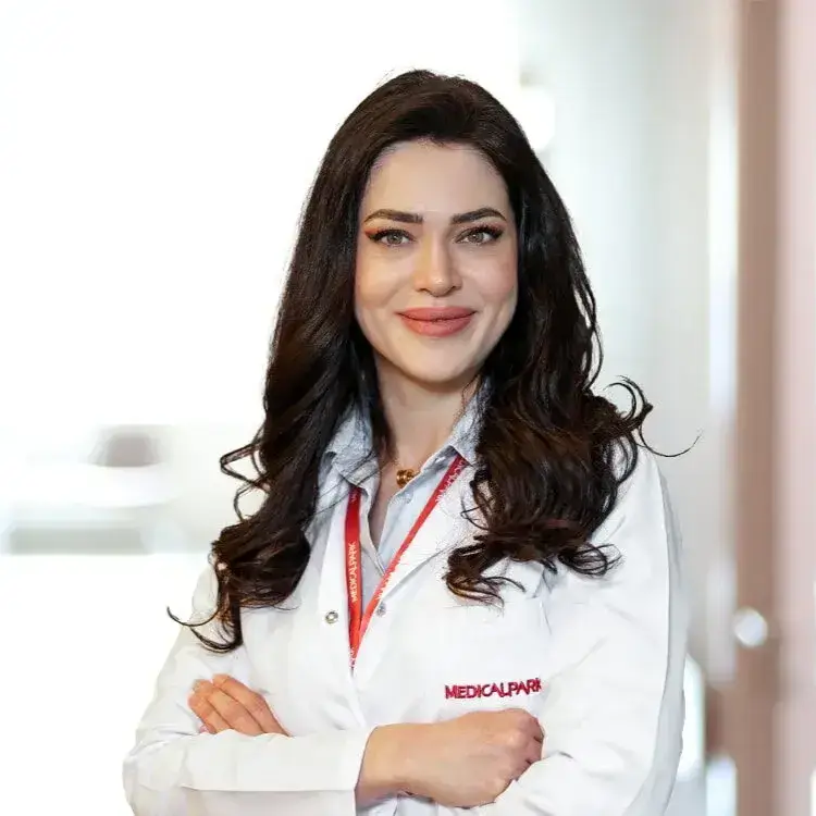 الدكتورة هاليسه ملتم يوجسوي طبيبة النساء والتوليد في أضنة