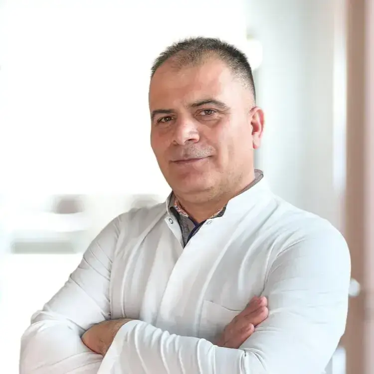 أخصائي أمراض العيون في اسطنبول _مستشفى جامعة استينيا بهجة شهير الدكتور مسلم بي أوغلو