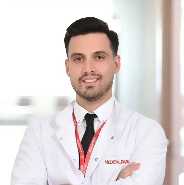 الدكتور حسن فوركان أكين جراح العظام والكسور في ميديكال بارك إزمير