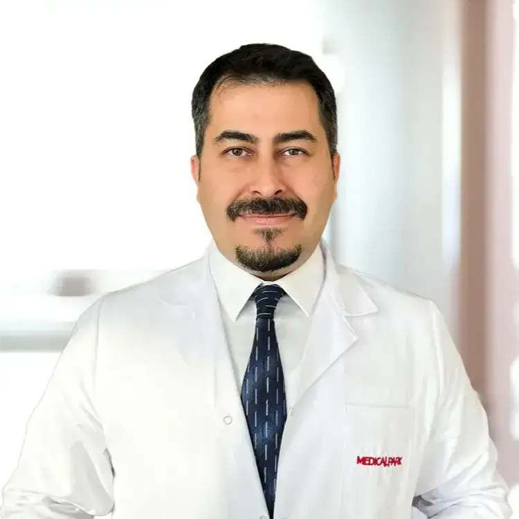 الدكتور تشاغري جان بولات جراح الدماغ والاعصاب في اسطنبول