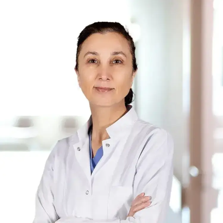الدكتورة ديليك سوزان ياس بمستشفى جامعة استينيا في اسطنبول