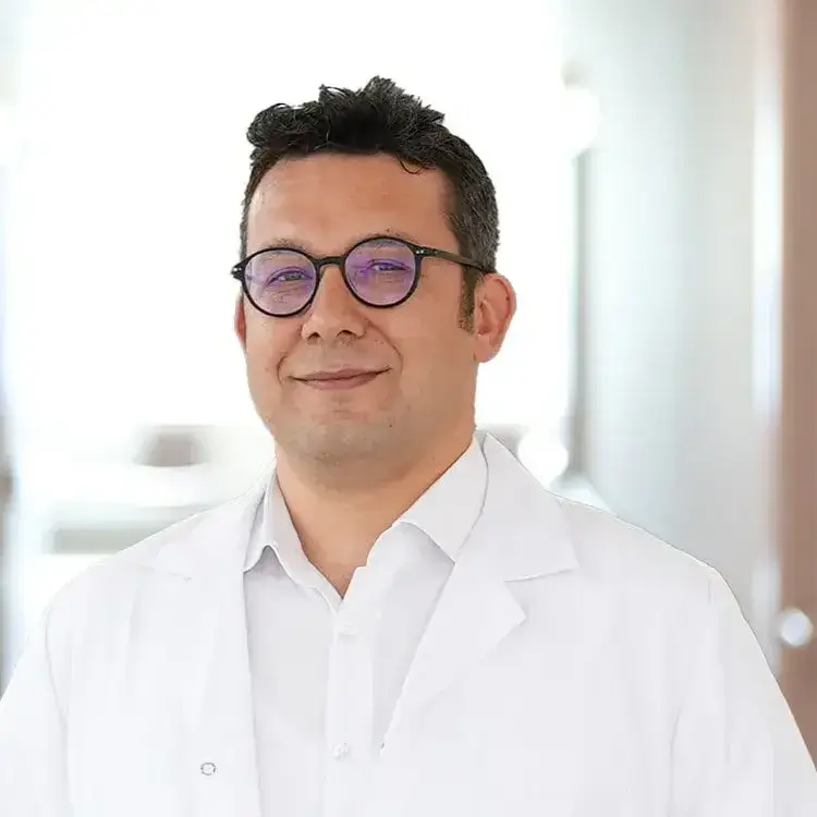 الدكتور دوران تشيكيش جراح التجميل في ميديكال بارك تيم