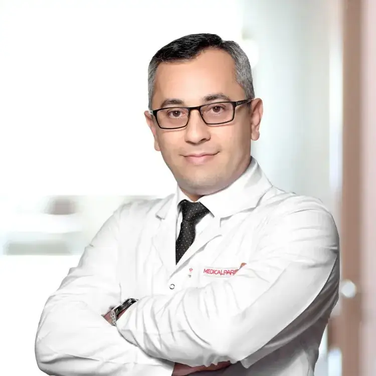 الدكتور إلنور مامادلي جراح القلب والاوعية الدموية