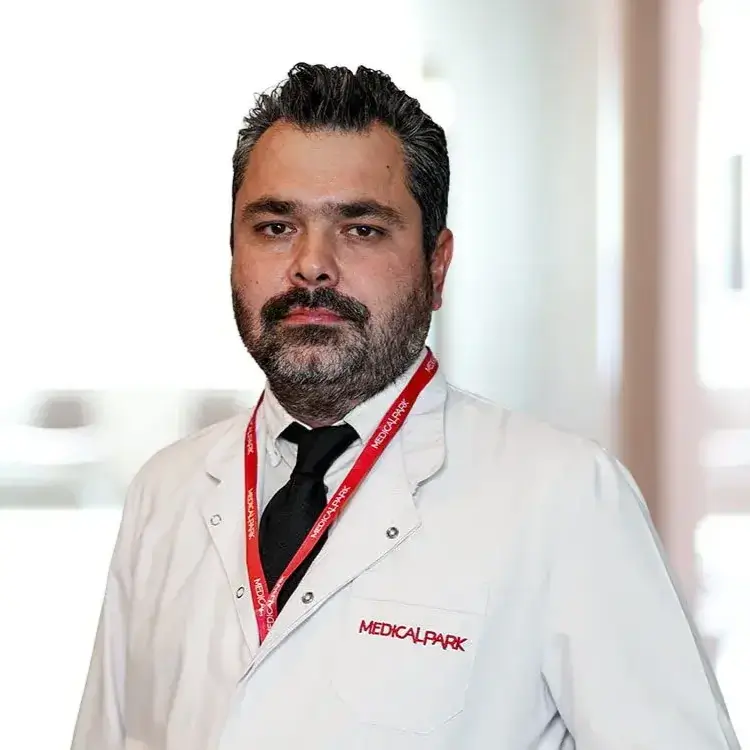 الدكتور إيمره فيدان في ميديكال بارك أضنة جراح العزام والكسور