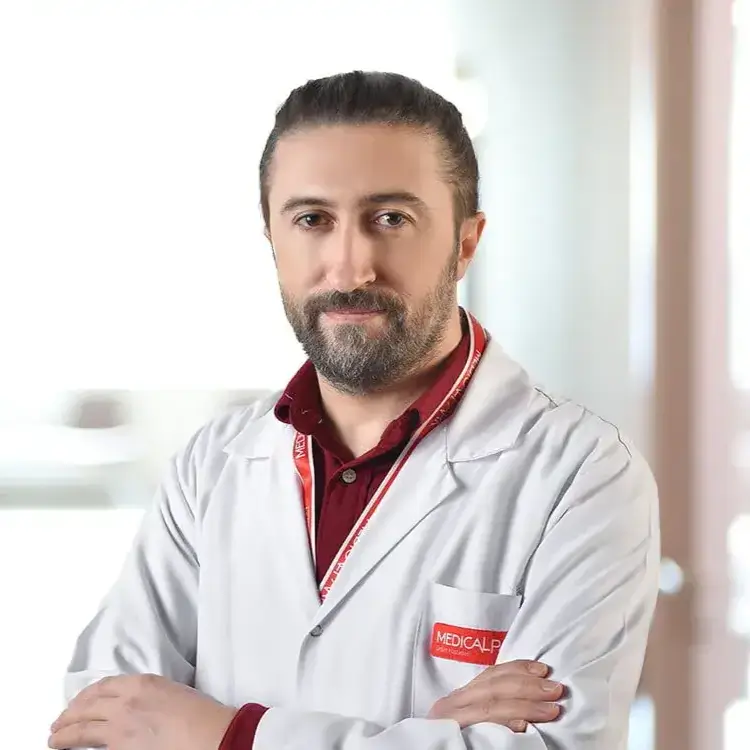 الدكتور غوكهان أونلو جراح عظام وكسور في جبزة