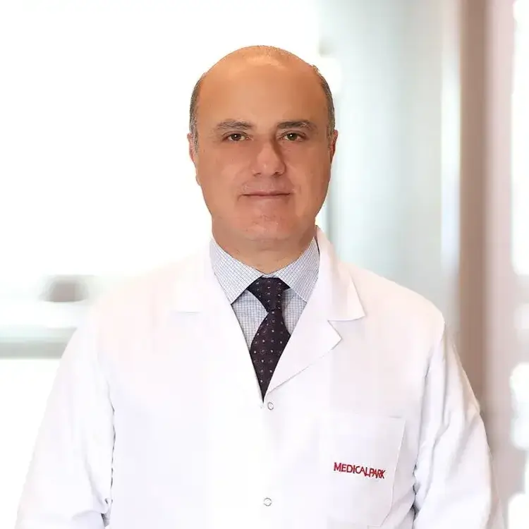 الدكتور هاكان أكشين اخصائي جراحة الانف والاذن والحنجرة في اسطنبول مستشفى ميديكال بارك لعلاج الاورام