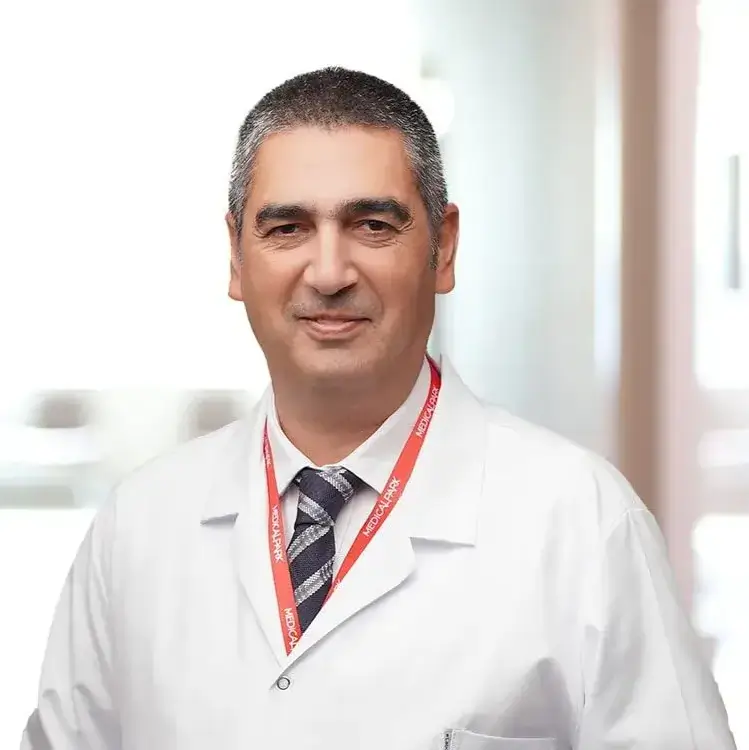 أخصائي جراحة المسالك البولية في مستشفى ميديكال بارك أتاشهير في اسطنبول الدكتور مته أوغوز إكينجي