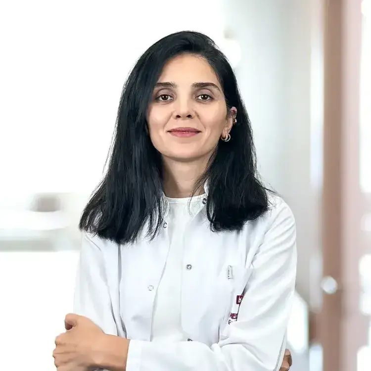 طبيبة نسائية في اسطنبول الدكتورة رويالي سيفرلي ألدمير