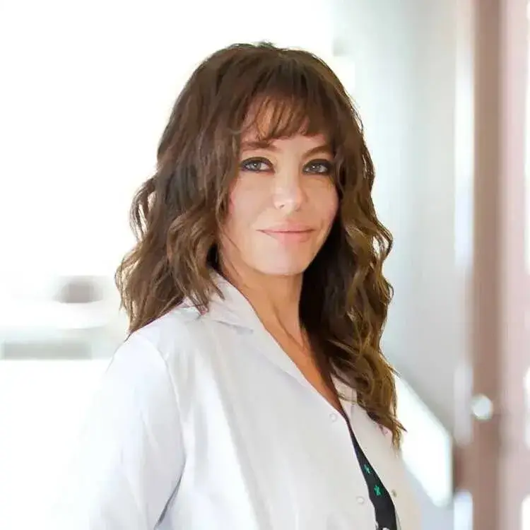 الدكتورة عائشة تشاللي أوغلو أخصائية التجميل والأمراض الجلدية في أنطاليا