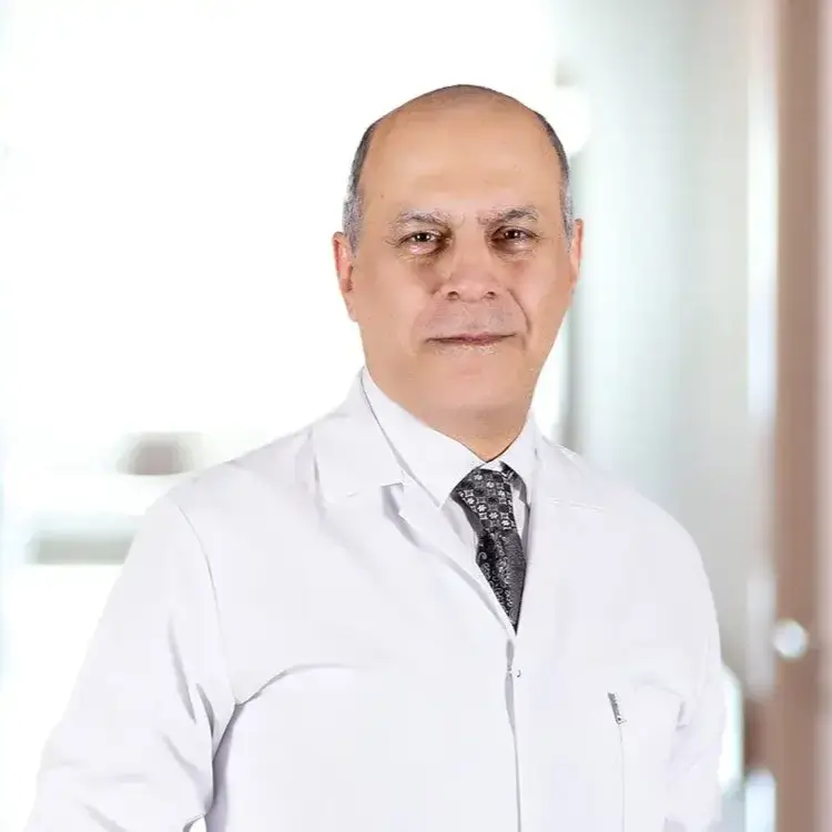 أخصائي الأشعة في مستشفى جامعة إستينيا غازي عثمان باشا، وخبرته في تشخيص الحالات المرضية باستخدام أحدث تقنيات التصوير الدكتور باباك رافيي