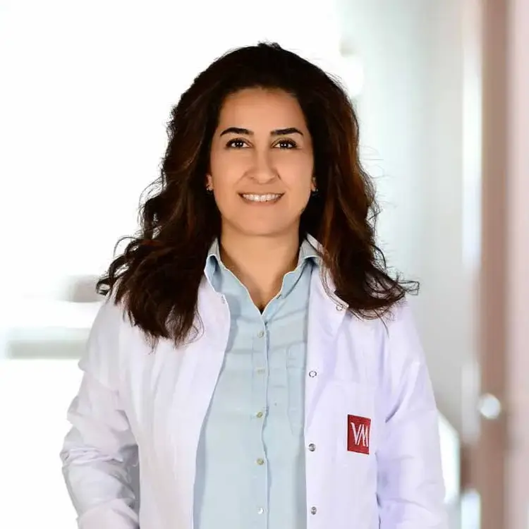 الدكتورة بهار أوزجان تشيفيرغين أوغلو أخصائية طب الأطفال والعناية المركزة للأطفال في مرسين