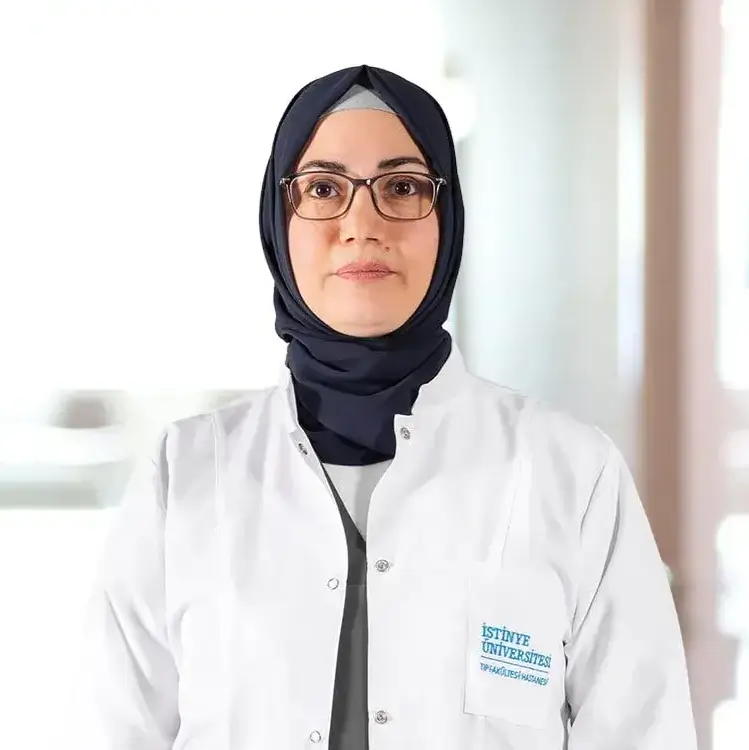 الدكتورة إليف زيباك أخصائية التخدير والإنعاش في اسطنبول غازي عثمان باشا