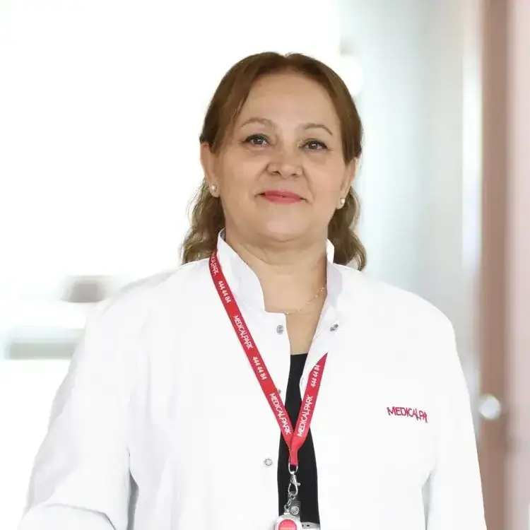 الدكتورة أمينة كوست أخصائية طب الأطفال في مستشفى سيهان
