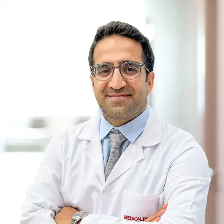 أخصائي اشعة في مستشفى ميديكال بارم بهجلي ايفلر في اسطنبول الدكتور حمد الله إرك