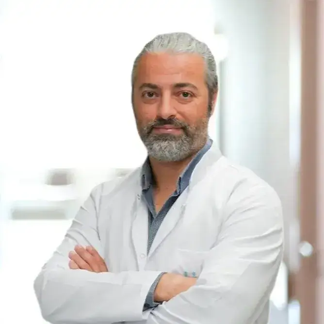 الدكتور إمراه ديريجان أخصائي أمراض العيون في اسطنبول مستشفى ليف توبكابي