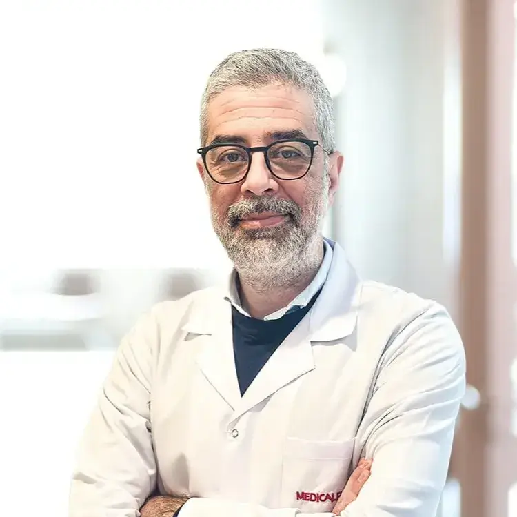 البروفيسور الدكتور أردين إيلتر أخصائي التوليد وأمراض النساء في مستشفى ميديكال بارك في اسطنبول لعلاج الاورام
