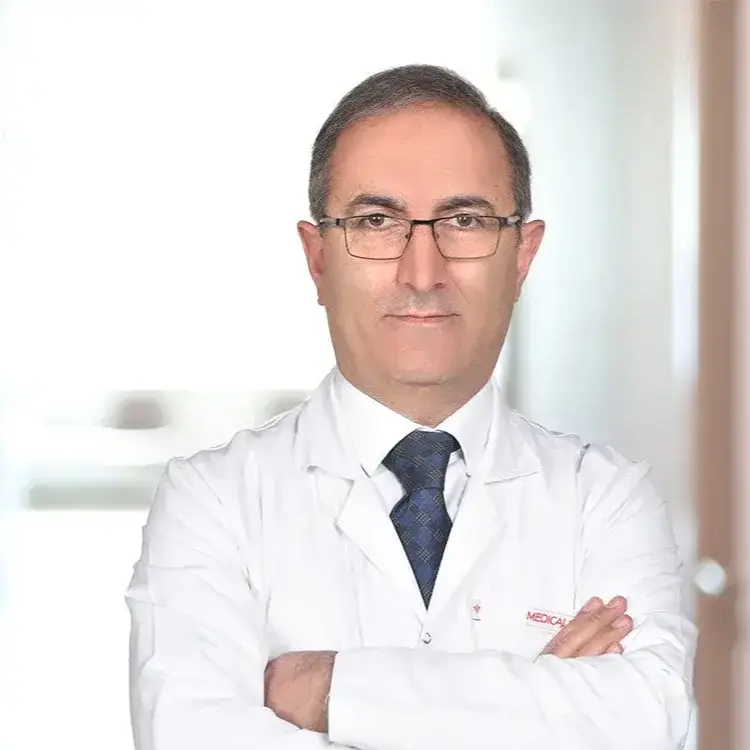 طبيب قلب أطفال في أنطاليا بمستشفى ميديكال بارك البروفيسور الدكتور جمشيت كاراكورت
