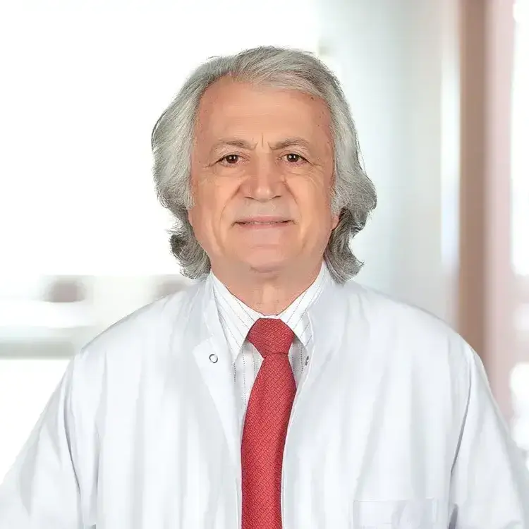 الدكتور حقي زكي بويوك يلدز طبيب غيون في اسطنبول بمستشفى ليف هوسبيتال