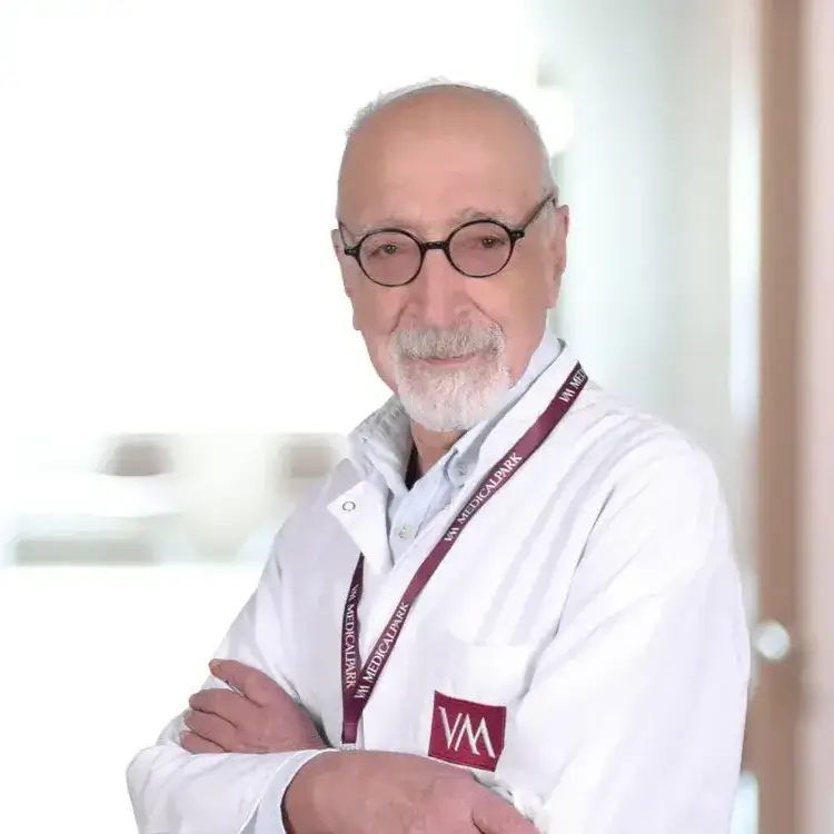 الدكتور حكمت أوزتشيتين أخصائي أمراض العيون في بورصة