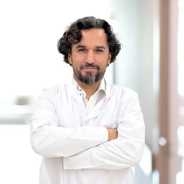 الدكتور محمد آشيك بروفيسور غدد في مستشفى ميديكال بارك فلوريا