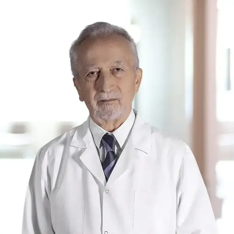 الدكتور محمد بلقاناي بروفيسور جراح القلب والأوعية الدموية في مستشفى جامعة استينيا في اسطنبول غازي عثمان باشا