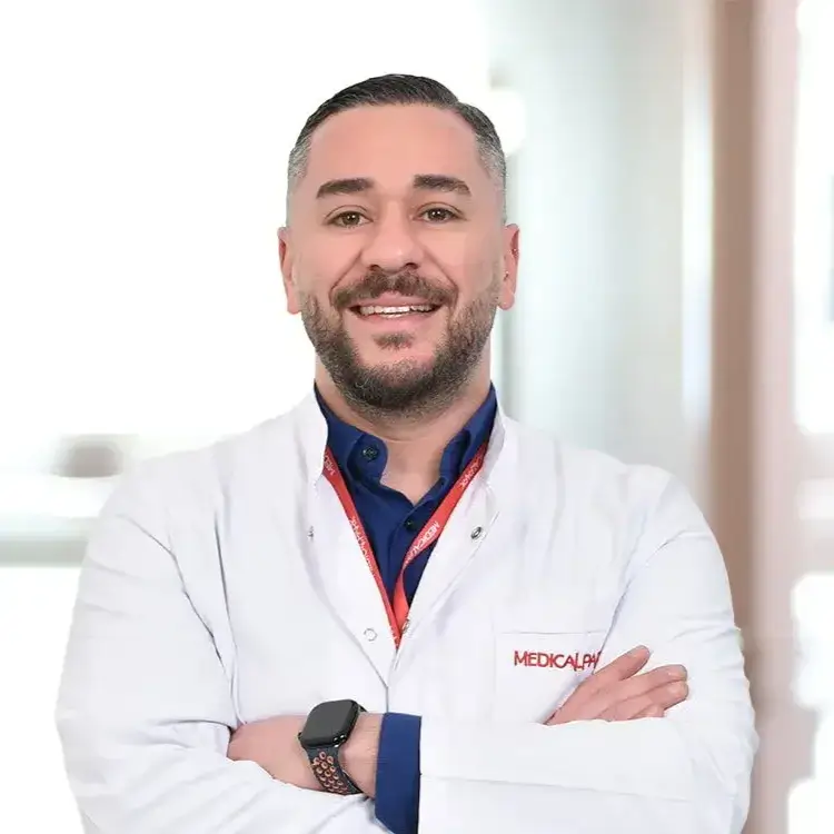 الدكتور مولود أوزكان توكاي طبيب أطفال في إزمير بمستشفى ميديكال بارك