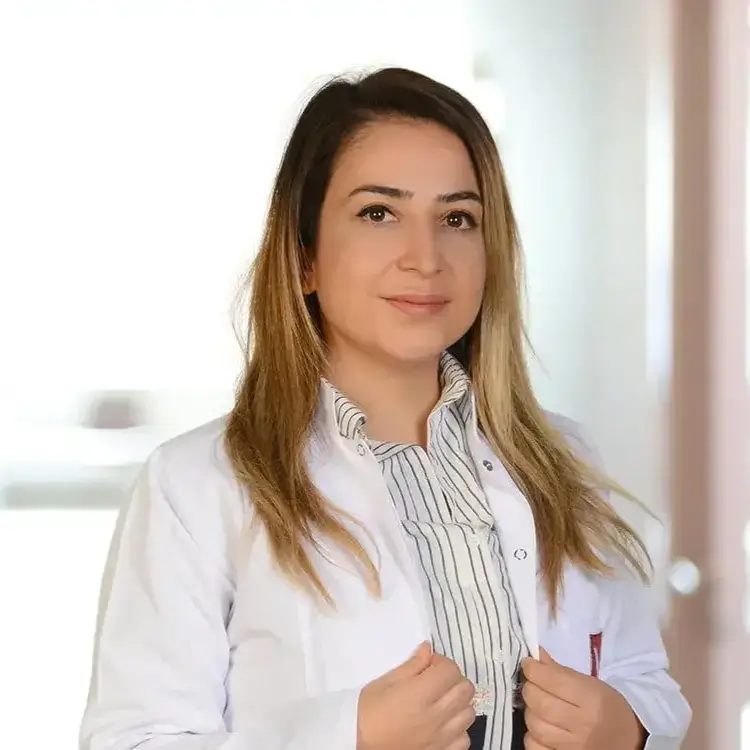 أخصائية التخدير والإنعاش في مستشفى ميديكال بارك تيم في إسطنبول الدكتورة مينة أكوز