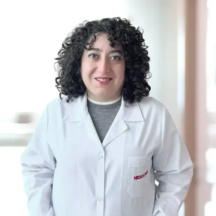 أخصائية العلاج الفيزيائي والتأهيل في إسطنبول الدكتورة نارمين أحمدلي