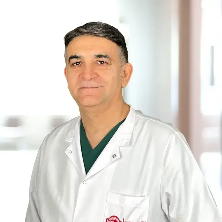الدكتور مصطفى دمير أوغلو أخصائي أشعة في مستشفى ميديكال بارك غازي عثمان باشا في اسطنبول