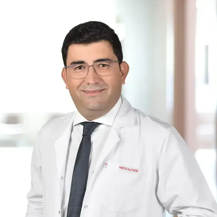 طبيب علاج أورام في أنطاليا الدكتور مصطفى سركان أليمدار بمستشفى ميديكال بارك